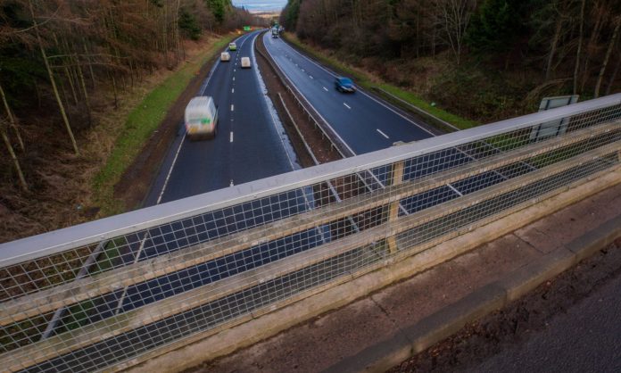 The brick thrown from the M90 ​​flyover hits the car

