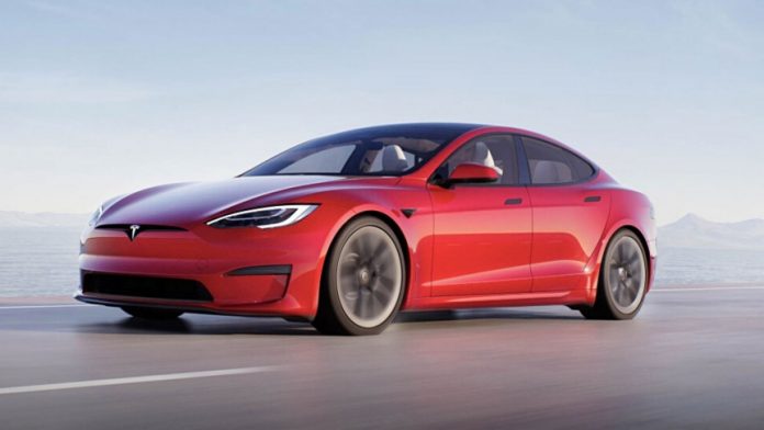 Unplugged Tesla Model S Plaid leaves supercars in the dust

