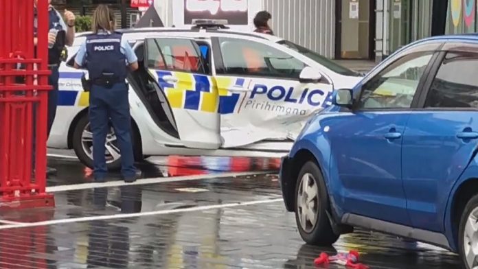   Raw video: Vehicle hits police car in Auckland CBD |  1 NEWS

