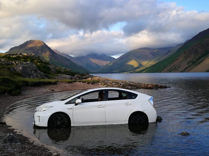 Car gets stuck in wastwater after a failed three-point corner

