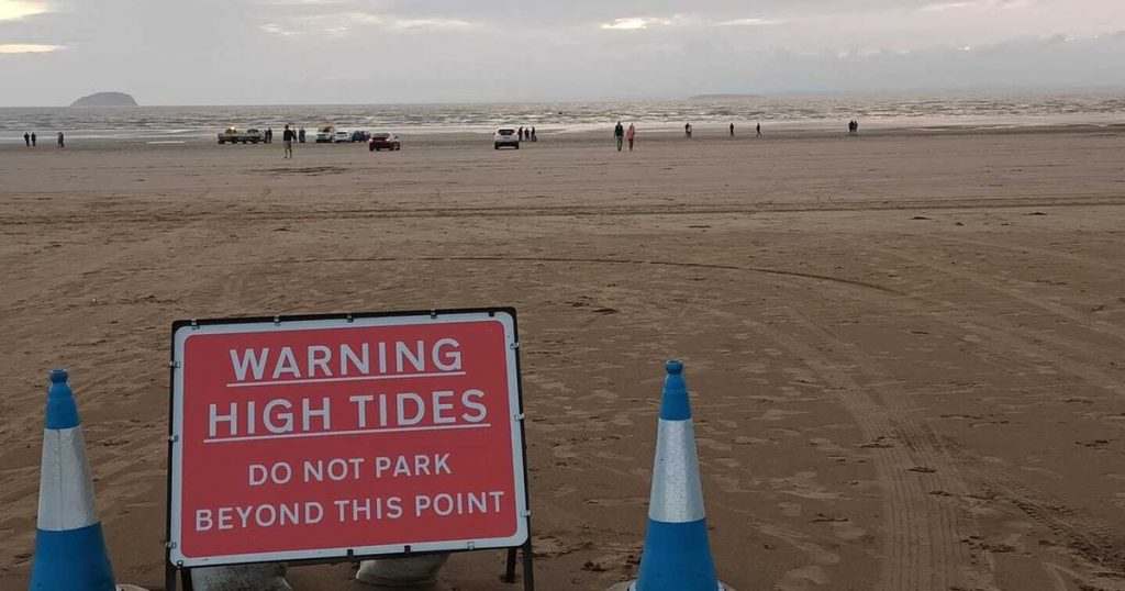 Coast Guard called on WestonsuperMare Beach after cars got stuck in