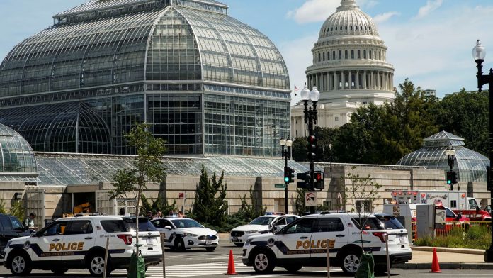   The U.S. Capitol Police respond to a report of a possible explosive device in a vehicle outside the Library of Congress |  US news


