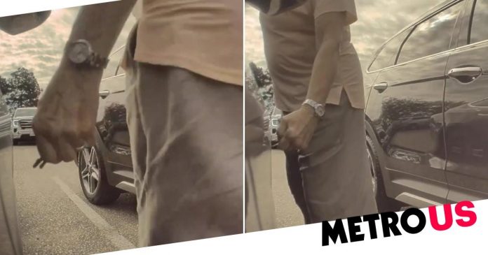 Tesla records an elderly woman plugging in the car after losing the parking space

