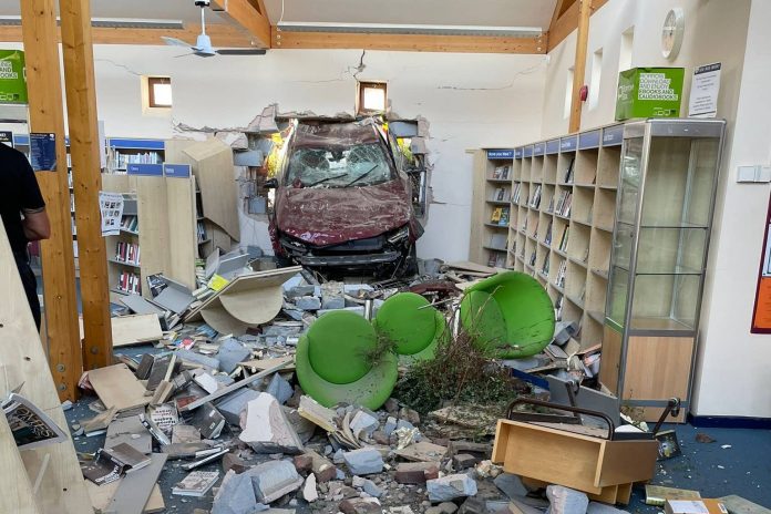 Car breaks through the wall of the library

