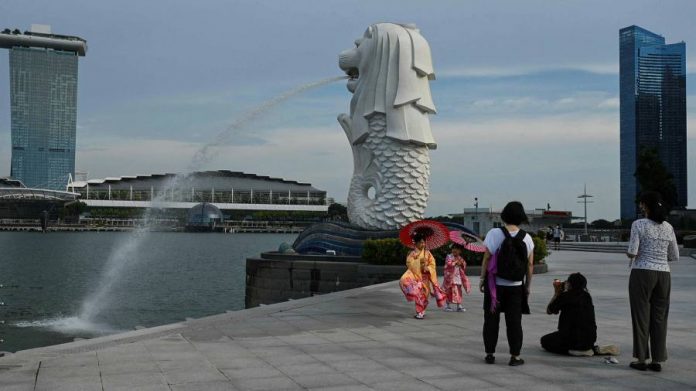 Latest headlines: Singapore tightens monetary policy after GDP recovery

