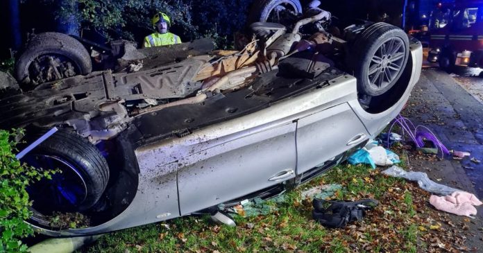 Two people seriously injured when car collides against lamppost in Tile Hill

