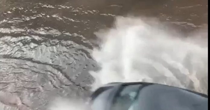Watch the amazing moment in Edinburgh the car goes through the tide so fast its front falls off

