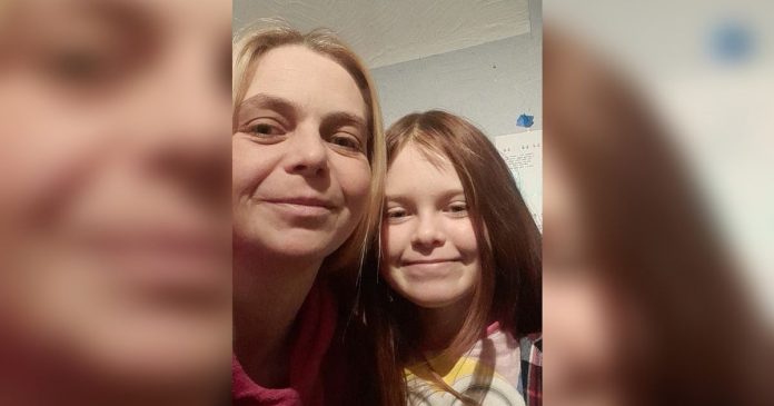 Strangers stop their car after spotting a twelve-year-old girl in front of a gas station

