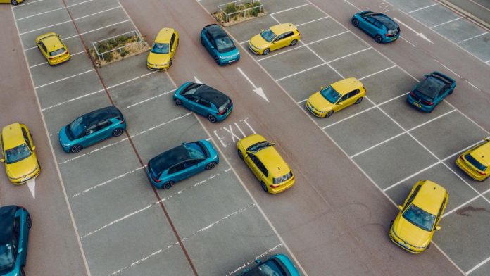   Parking lot battle!  Volkswagen Golf vs Volkswagen ID.3

