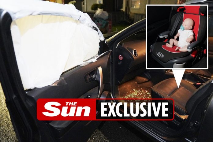 Police break car windows to rescue an abandoned baby

