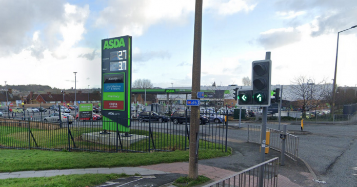 Couple was fined £ 70 at Asda for putting gas in their car

