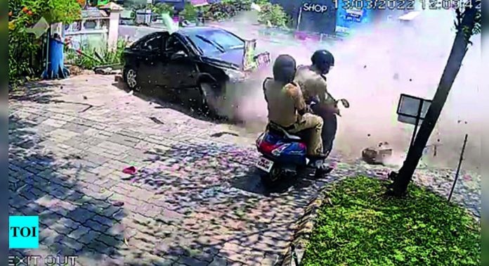  Narrow Escape For Cops As Speeding Car Loses Control |  Kochi News
