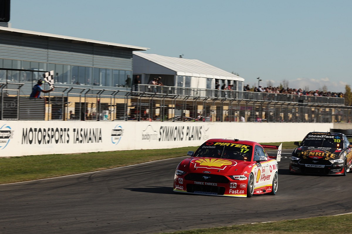 Tasmania Supercars: Davison sets practice record
